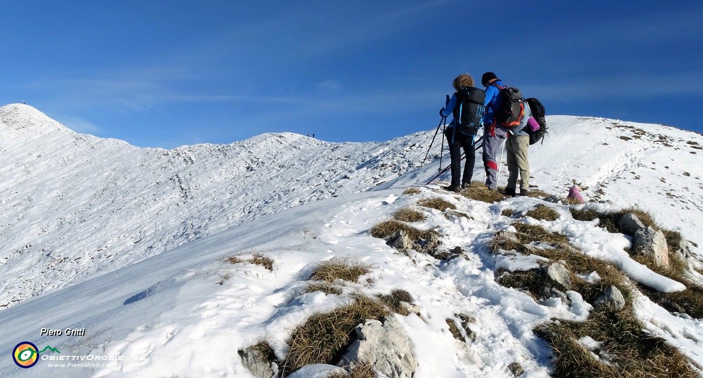 30 Vista sulla cresta innevata per Cima Grem.JPG -                                